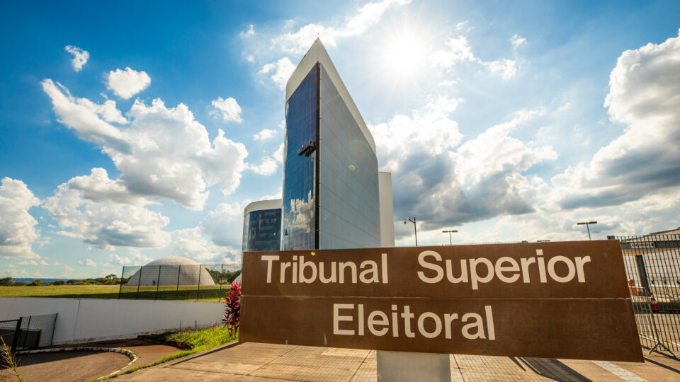 AGU defende que STF imponha limites à punição por campanha antecipada