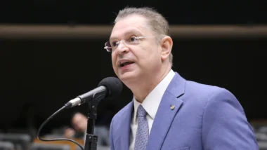 Líder do PL na Câmara diz que possível apoio renderia a atual governador do Paraná indicar o seu sucessor.