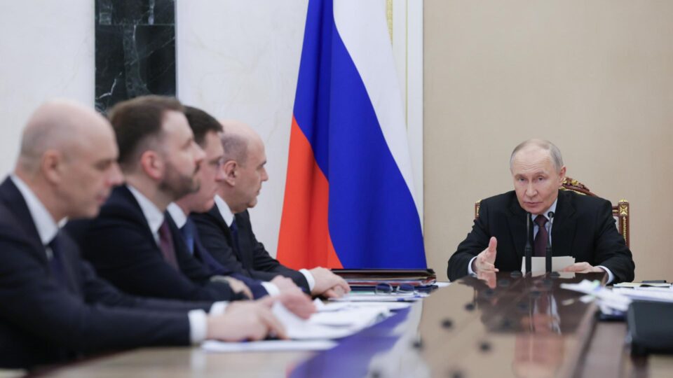 Com taxas de fertilidade em queda, Putin quer análise de esperma de russos que frequentam saunas