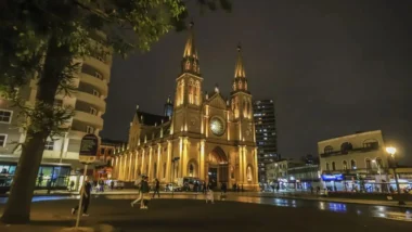 Catedral Basílica Menor de Curitiba reúne arquitetura neogótica e relíquia de São João Paulo II.