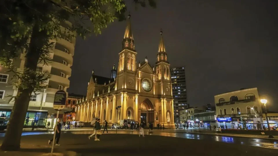 Catedral Basílica Menor de Curitiba reúne arquitetura neogótica e relíquia de São João Paulo II.