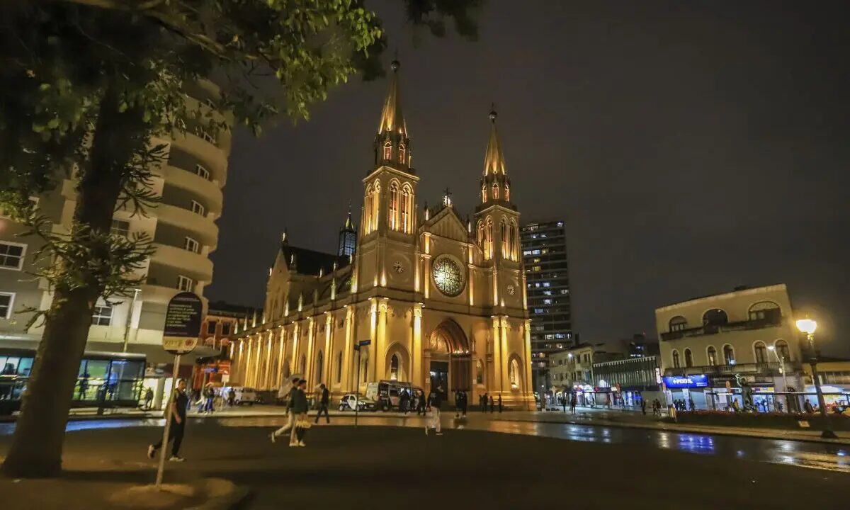 Catedral Basílica Menor de Curitiba reúne arquitetura neogótica e relíquia de São João Paulo II.