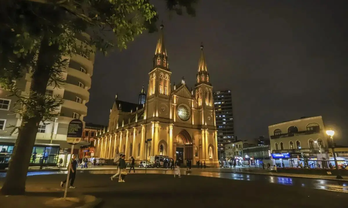 Catedral Basílica Menor de Curitiba reúne arquitetura neogótica e relíquia de São João Paulo II.