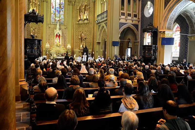 Vitrais da Basílica Menor filtram a luz natural e criam um ambiente contemplativo no interior do templo.