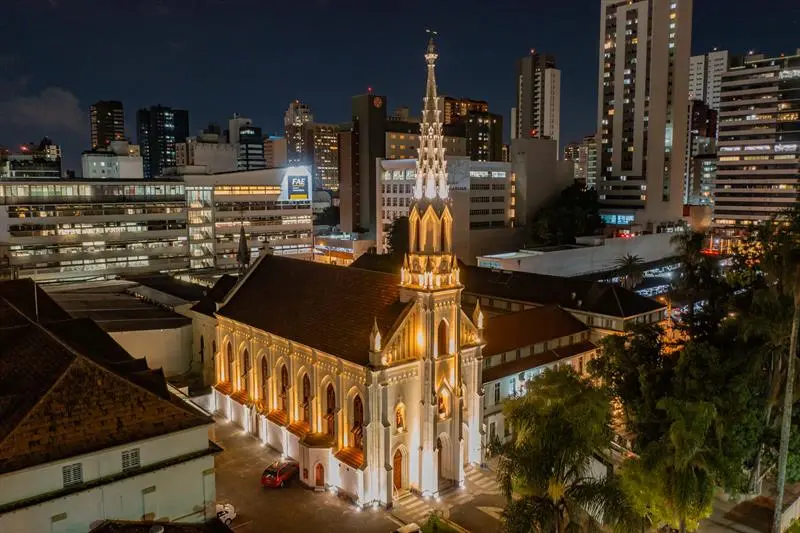 Ao lado da Santa Casa, a Igreja do Senhor Bom Jesus dos Perdões integra um dos cenários mais tradicionais do Centro de Curitiba.