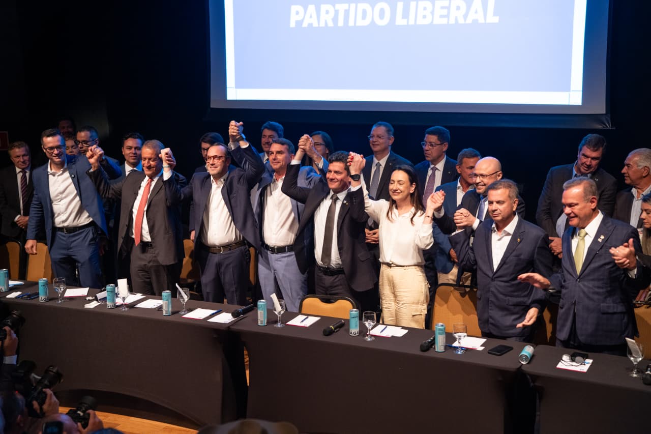 Aliança com Flávio Bolsonaro tirou Moro do isolamento político e confirmou pré-candidatura ao governo do Paraná.
