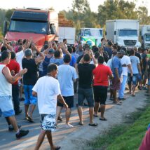 Nova greve dos caminhoneiros? 4 efeitos imediatos se a categoria cruzar os braços Caminhoneiros protestam bloqueando a Rodovia Presidente Dutra, em Seropédica (RJ), durante a greve de maio de 2018.