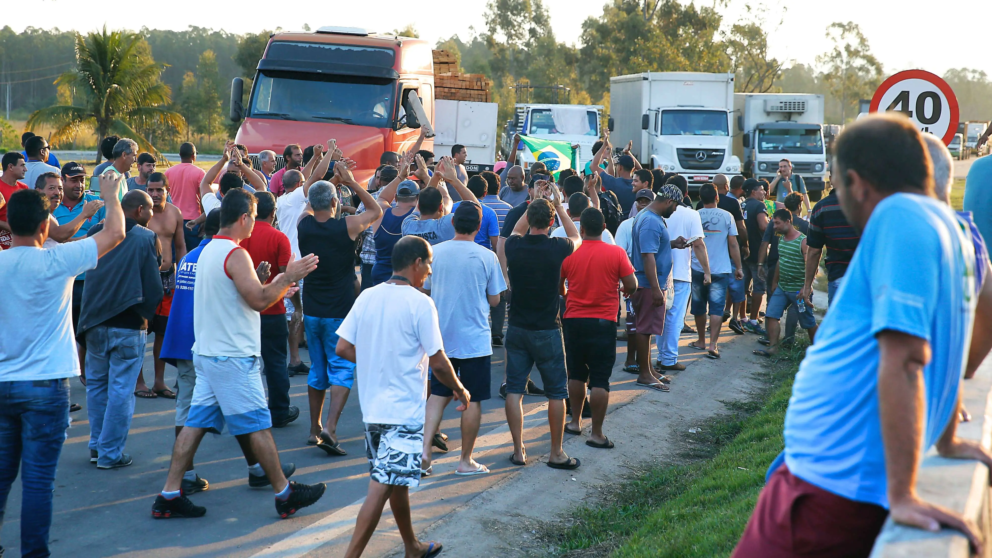 Caminhoneiros protestam bloqueando a Rodovia Presidente Dutra, em Seropédica (RJ), durante a greve de maio de 2018.