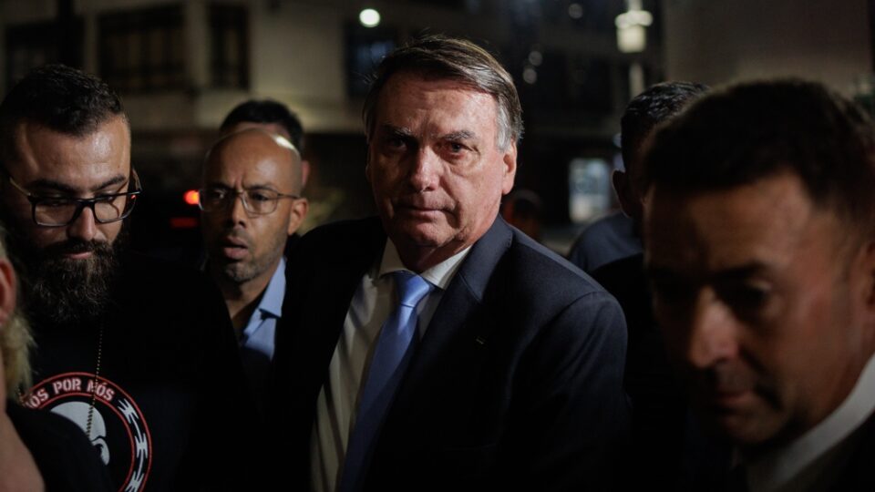Alvará de soltura de Bolsonaro determina início da prisão domiciliar a partir da alta hospitalar