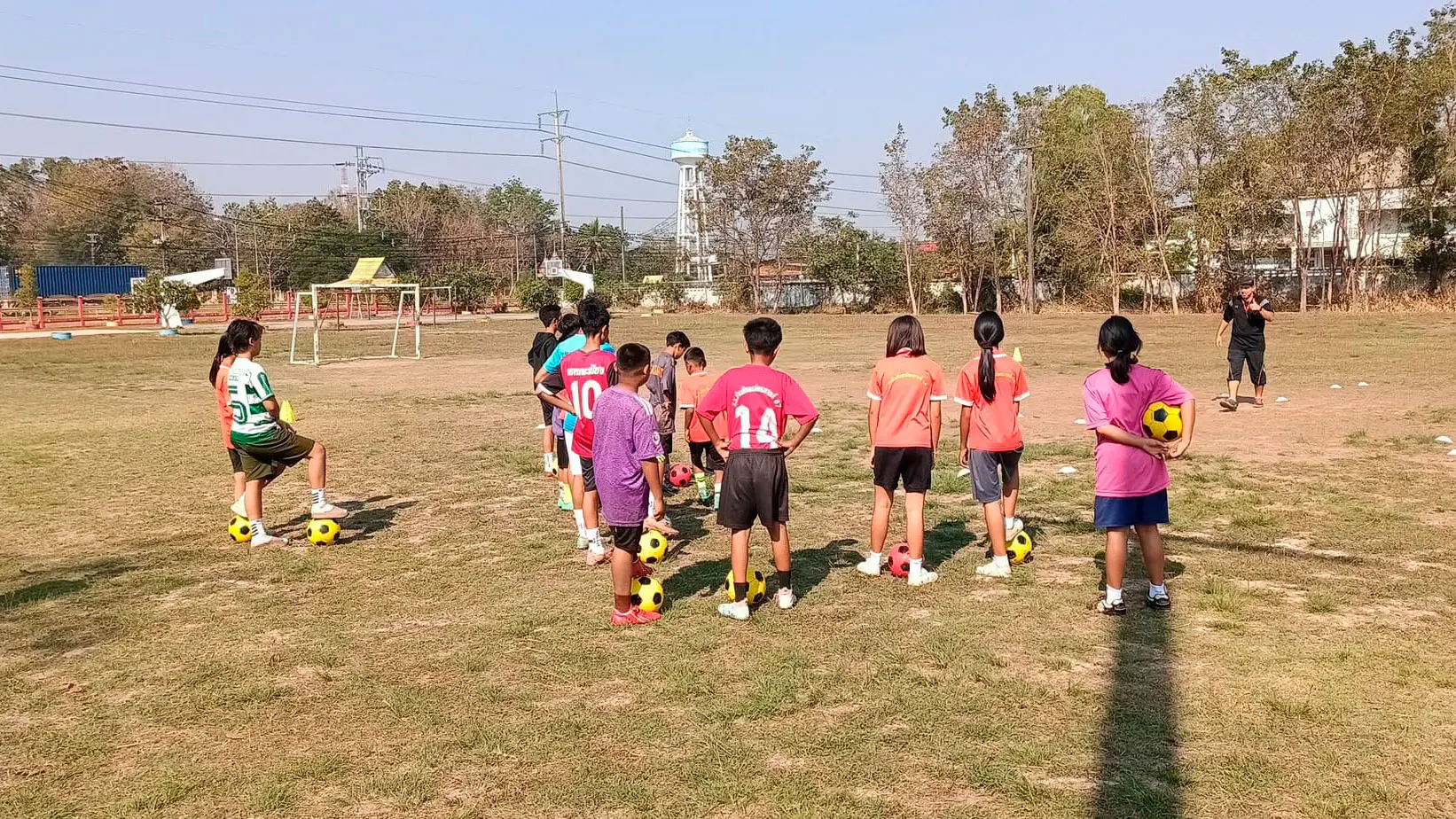 Missionários usam o esporte para levar a palavra de Deus na Tailândia.