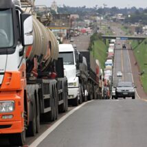 Greve de caminhoneiros parou o país em 2018 e expôs dependência extrema da economia do país do transporte rodoviário. Imagem referente a matéria
