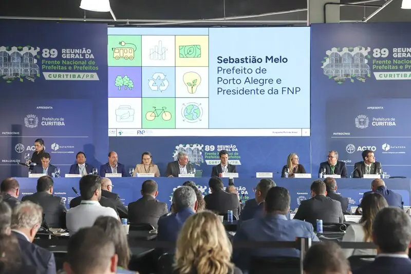 Prefeitos de diferentes regiões discutem desafios comuns, como transporte, clima e subfinanciamento das cidades brasileiras.