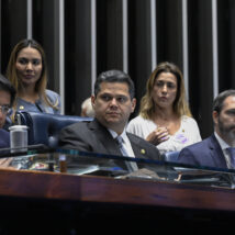 Alcolumbre e as senadoras Ana Paula Lobato e Soraya Thronicke durante a votação da proposta que criminaliza a misoginia. Imagem referente a matéria
