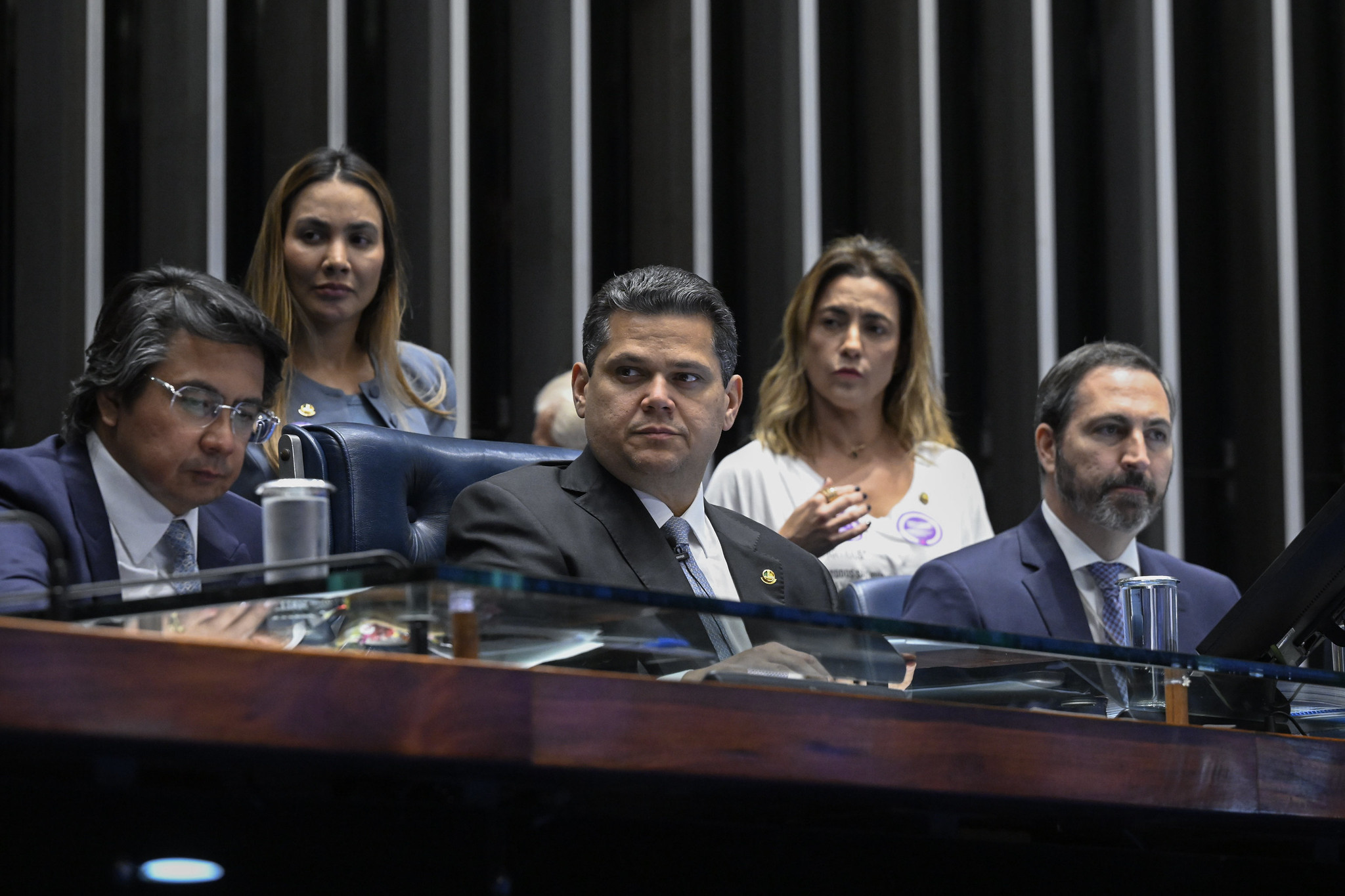 Alcolumbre e as senadoras Ana Paula Lobato e Soraya Thronicke durante a votação da proposta que criminaliza a misoginia.