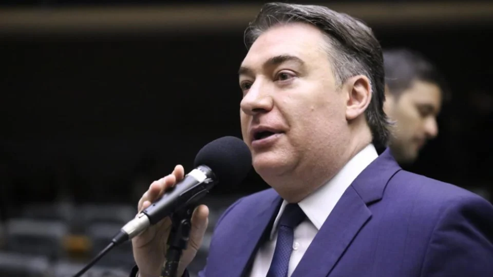 Deputado Federal Fernando Giacobo (PL-PR) discursa ao microfone no plenário. Ele deixa a presidência do PL no Paraná para a posse de Filipe Barros.