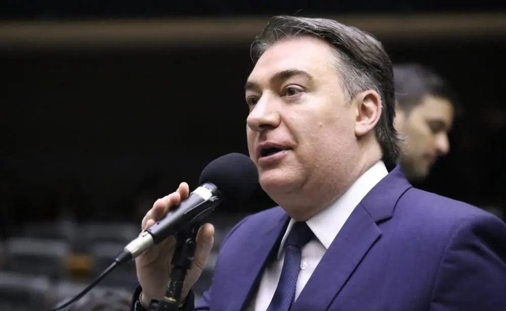 Deputado Federal Fernando Giacobo (PL-PR) discursa ao microfone no plenário. Ele deixa a presidência do PL no Paraná para a posse de Filipe Barros.