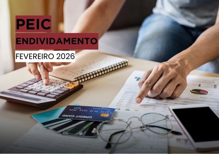 Endividamento das famílias recua no Paraná, mas cartão de crédito segue como principal fonte de dívida.