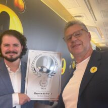 Marcus Ayres, editor de estratégias digitais da Gazeta do Povo, e Rodrigo Sierpinski, coordenador da área de vídeos da Gazeta do Povo, na premiação iBest 2025. Imagem referente a matéria