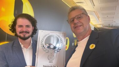 Marcus Ayres, editor de estratégias digitais da Gazeta do Povo, e Rodrigo Sierpinski, coordenador da área de vídeos da Gazeta do Povo, na premiação iBest 2025. Imagem referente a matéria