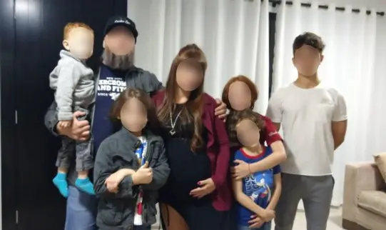 Débora Liz e Rodrigo P. foram condenados por não vacinar dois de seus filhos contra a Covid-19 devido à contraindicação médica.