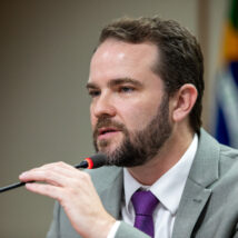 Governo já zerou impostos e reservou R$ 10 bilhões para conter ameaça de crise rodoviária em pleno ano eleitoral. Imagem referente a matéria