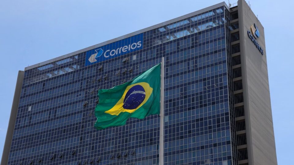 Correios anunciam escala 12×36 e funcionários prometem reação