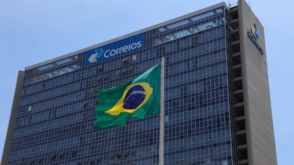 Medida ocorre em resposta ao rombo bilionário na estatal. Modelo aumenta jornada diária, mas compensa com saldo mensal de folgas.