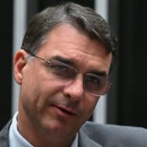 Por que Flávio Bolsonaro votou a favor do PL da Misoginia? FLÁVIO BOLSONARO PL DA MISOGINIA