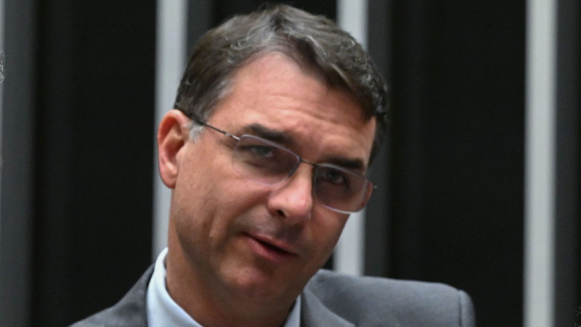 Desculpe pela cobrança, senador Flávio Bolsonaro. Mas é o meu trabalho.