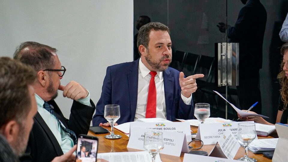 Questionado sobre Lulinha, Boulos ataca Flávio Bolsonaro