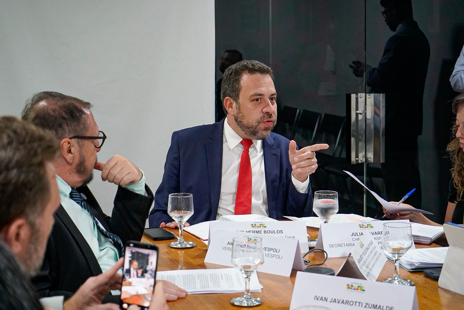 Ministro diz que casos de Lulinha e Flávio mostram “grande diferença” entre Lula e Bolsonaro. PT investirá no discurso de “doa a quem doar” durante a campanha presidencial.