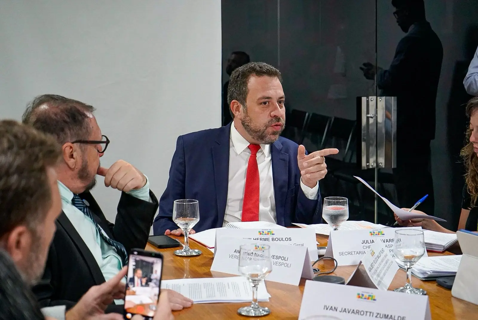 Ministro diz que casos de Lulinha e Flávio mostram "grande diferença" entre Lula e Bolsonaro. PT investirá no discurso de "doa a quem doar" durante a campanha presidencial.