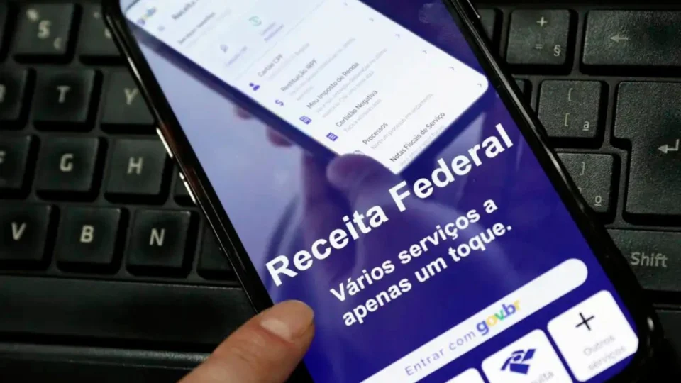 Celular aberto na página inicial da Receita Federal, onde é possível declarar aluguel no Imposto de Renda.
