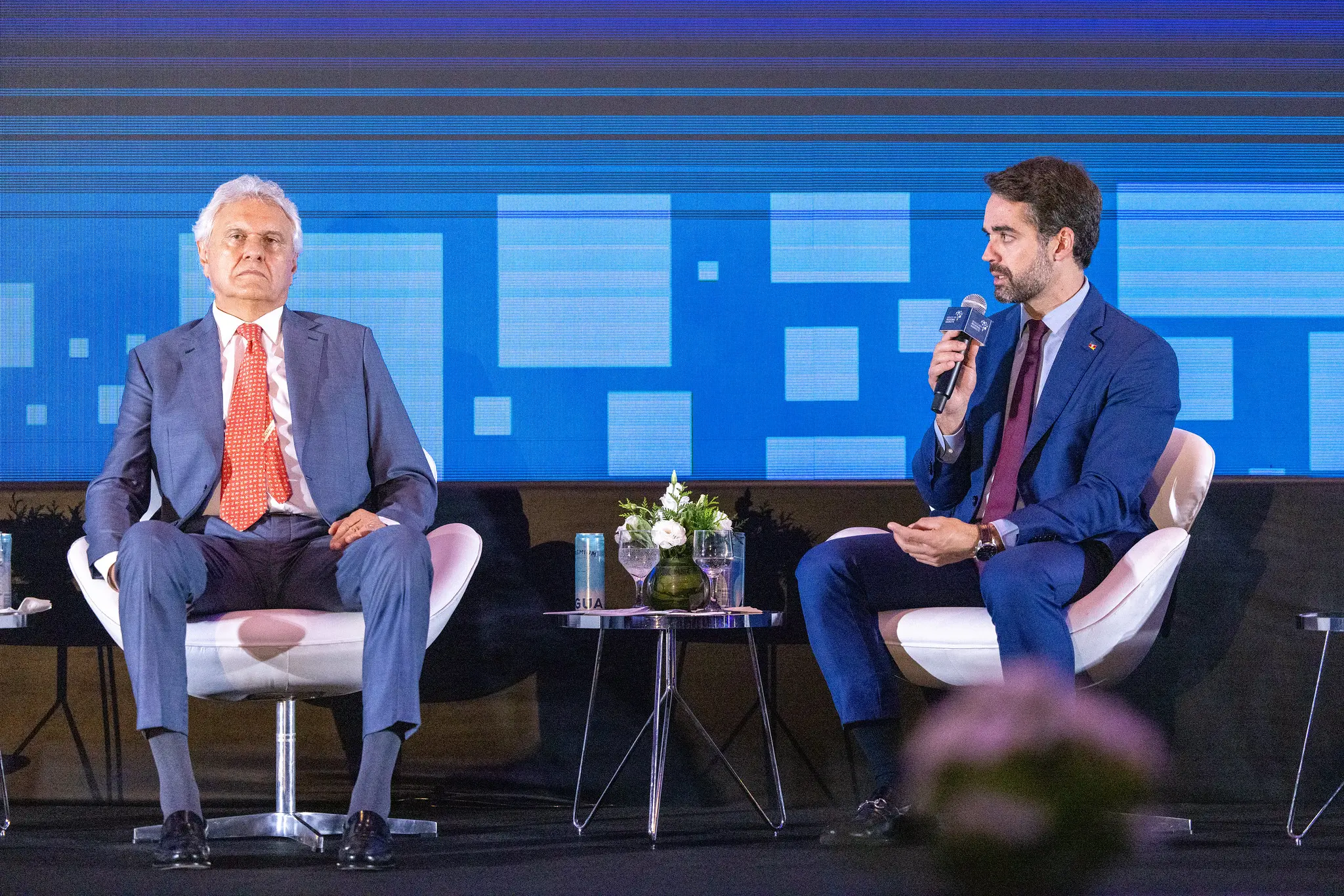 Governador gaúcho defende que PSD firme identidade de centro com candidatura presidencial inédita. Falas de Caiado evidenciam alinhamento à direita. 