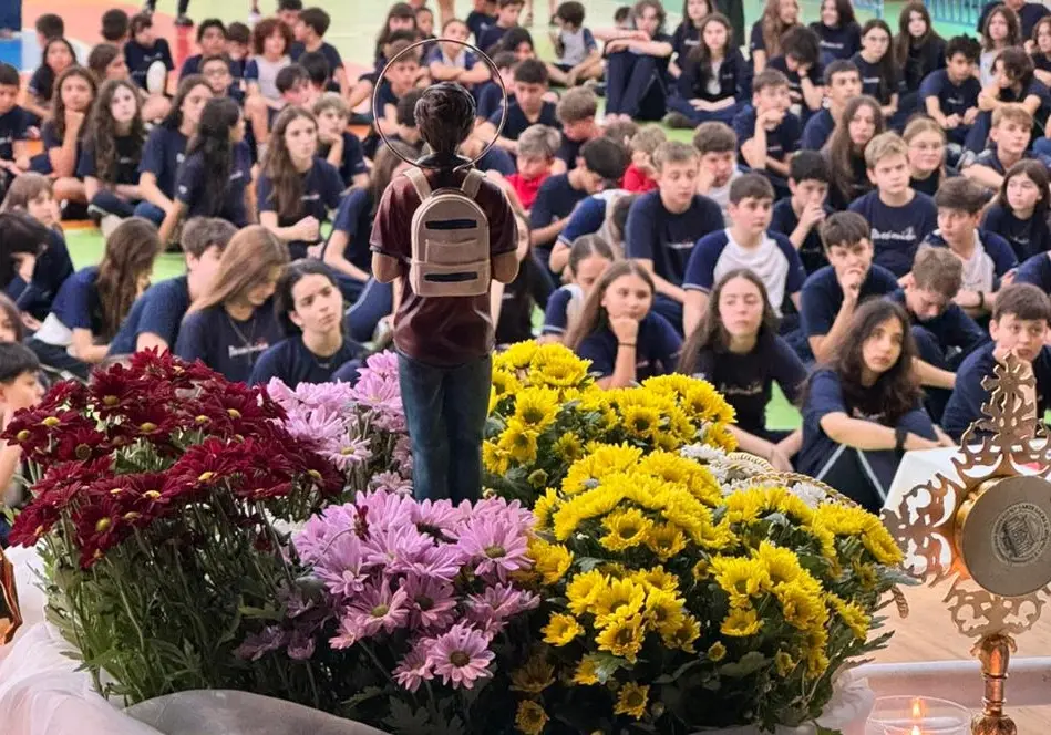 Relíquias de Carlo Acutis passam por escolas e paróquias.