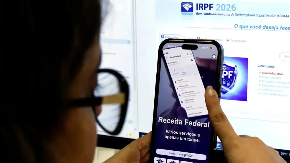 Pessoa olhando o aplicativo oficial da Receita Federal para declarar o IRPF.