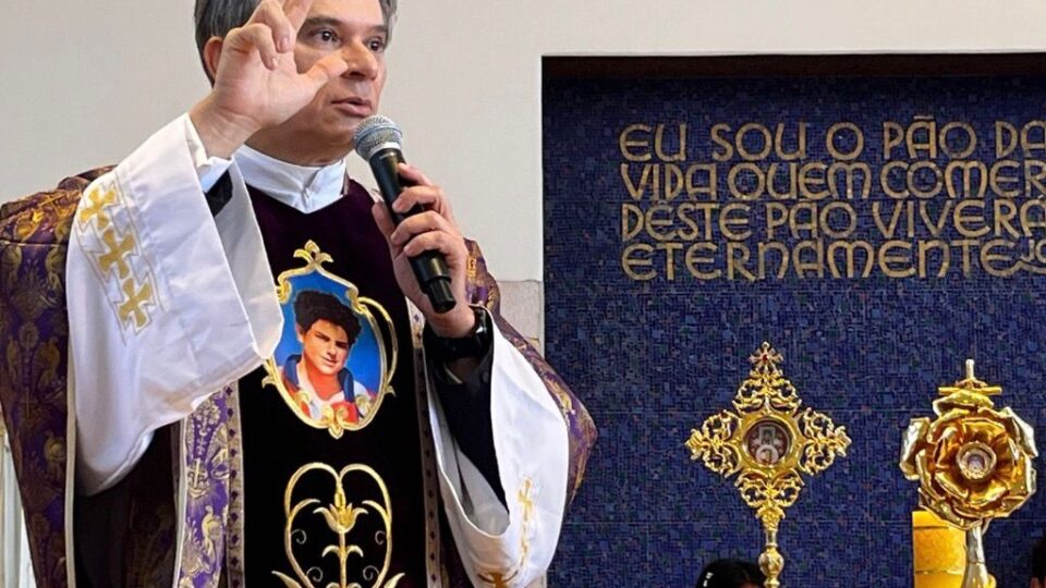 Peregrinação de relíquias de Carlo Acutis percorre escolas e igrejas pelo Brasil