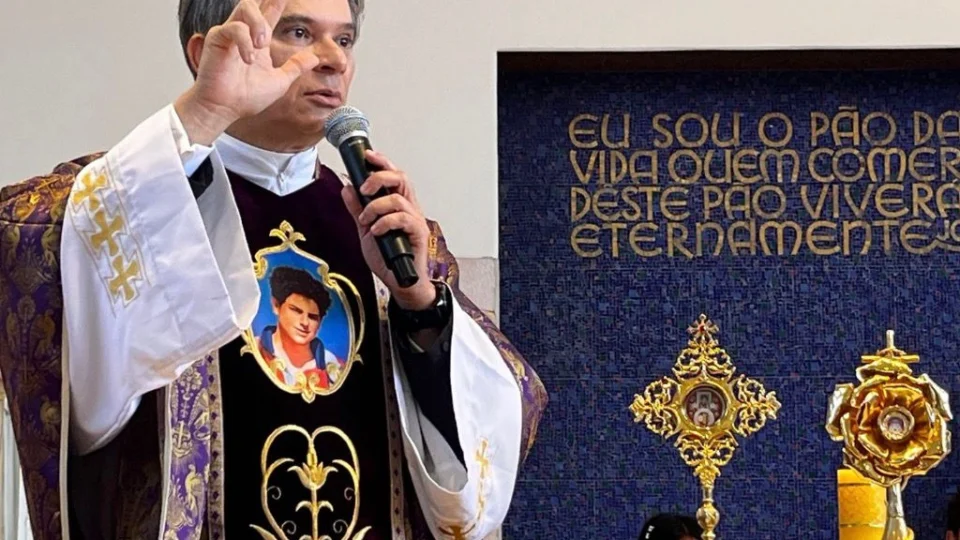 Padre Fábio Vieira leva relíquias de Carlo Acutis e difunde a devoção no Brasil.