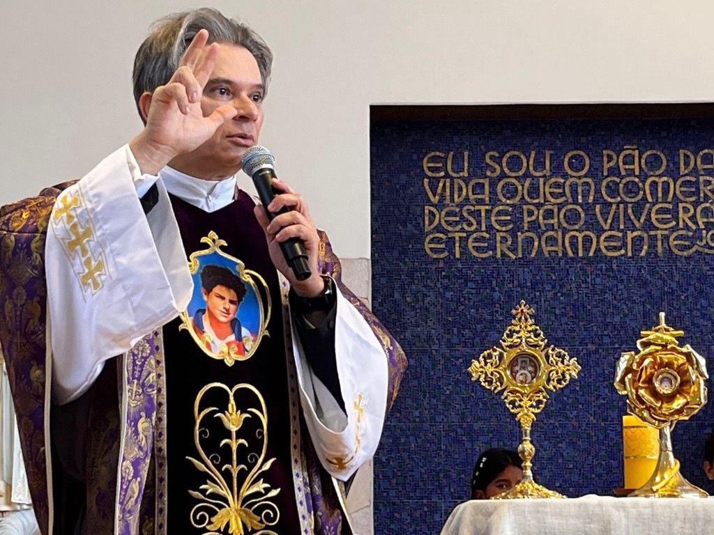 Padre Fábio Vieira leva relíquias de Carlo Acutis e difunde a devoção no Brasil.
