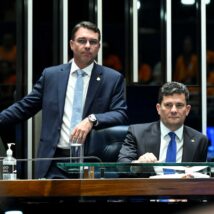 Moro no PL provoca contra-ataque articulado por grupo de Ratinho com debandada de filiações no PR Sergio Moro e Flávio Bolsonaro no Senado durante sessão; filiação ao PL provocou reação de prefeitos no Paraná.