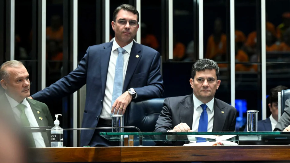 Sergio Moro e Flávio Bolsonaro no Senado durante sessão; filiação ao PL provocou reação de prefeitos no Paraná.
