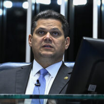 Alcolumbre resiste à prorrogação da CPMI do INSS e STF decide sobre liminar de Mendonça Imagem referente a matéria