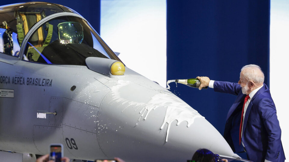 Embraer apresenta primeiro caça supersônico produzido no Brasil