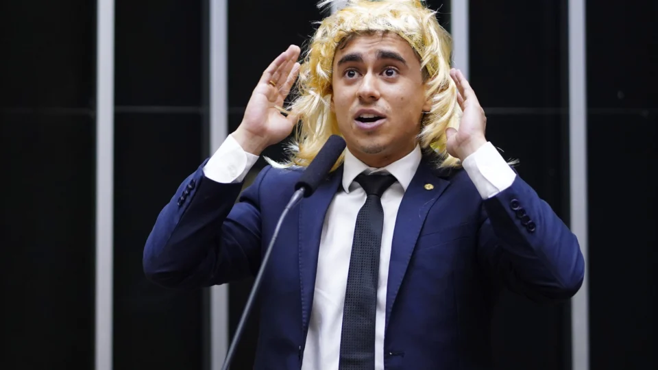 No Dia Internacional da Mulher de 2023, deputado colocou peruca para dizer que mulheres estão perdendo seu espaço para homens que se sentem mulheres".
