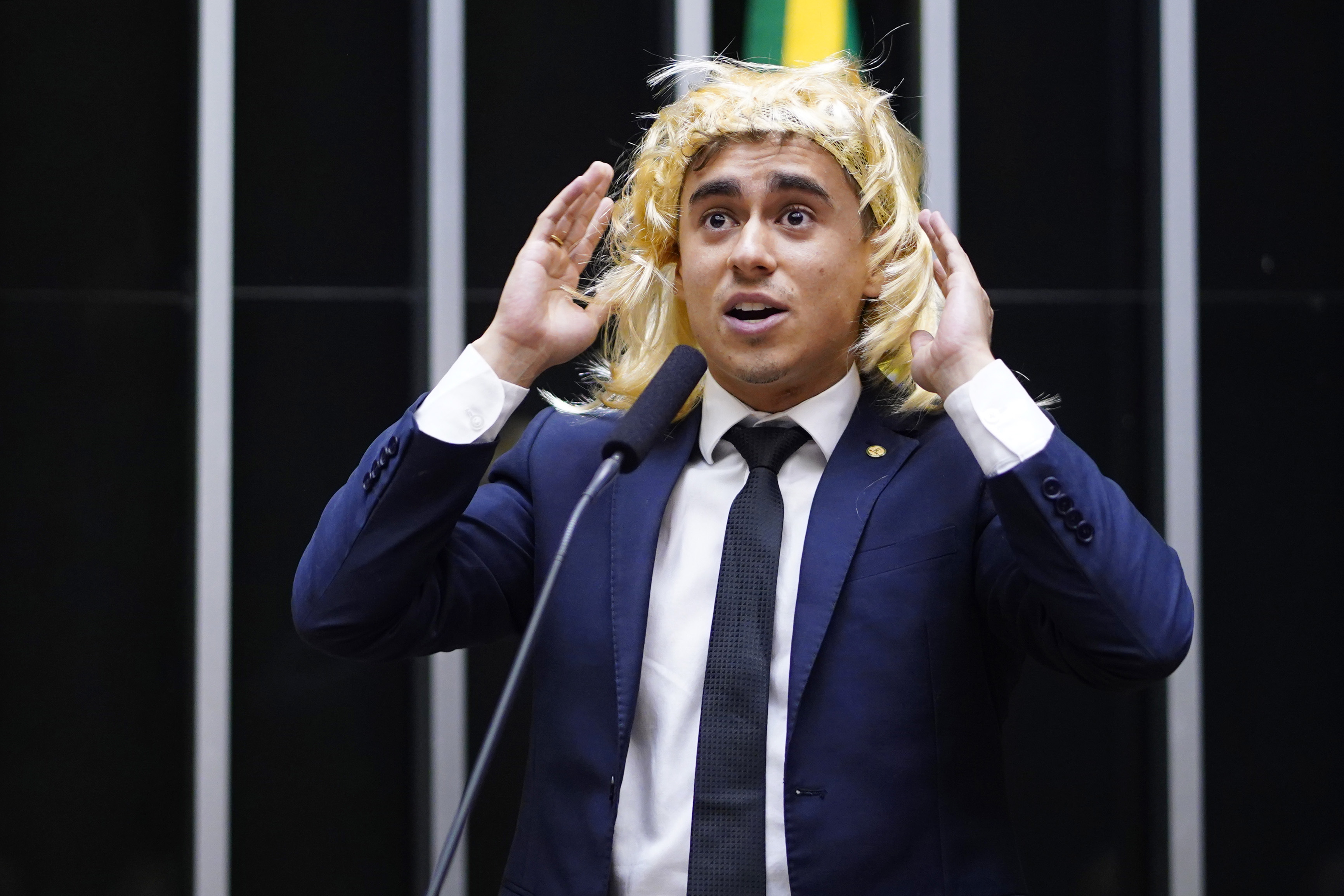 No Dia Internacional da Mulher de 2023, deputado colocou peruca para dizer que mulheres estão perdendo seu espaço para homens que se sentem mulheres”.