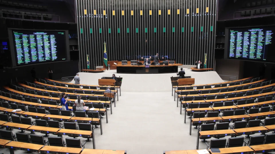 Depois de 3 de abril, fecha a janela partidária e parlamentares não podem mais mudar de partido sem perder direito de concorrer.
