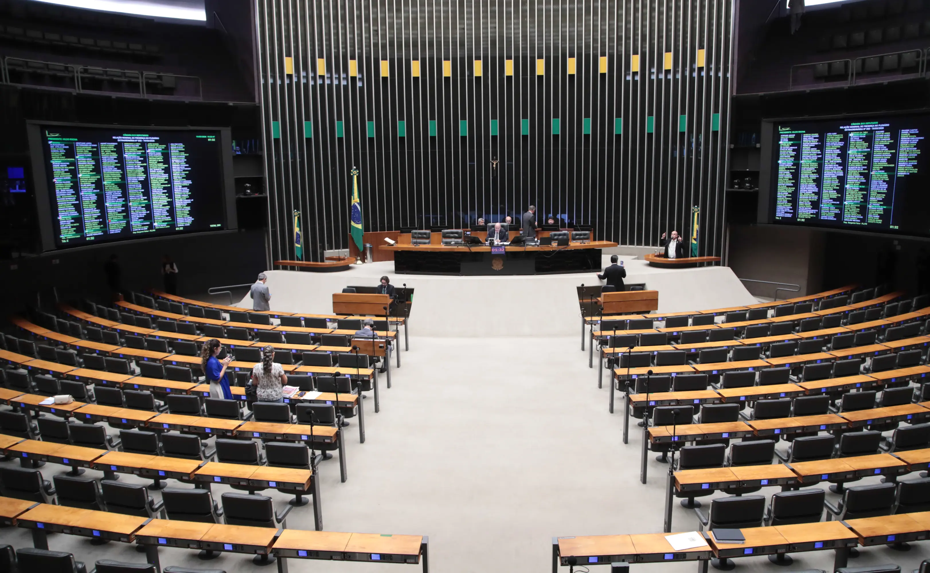 Depois de 3 de abril, fecha a janela partidária e parlamentares não podem mais mudar de partido sem perder direito de concorrer.