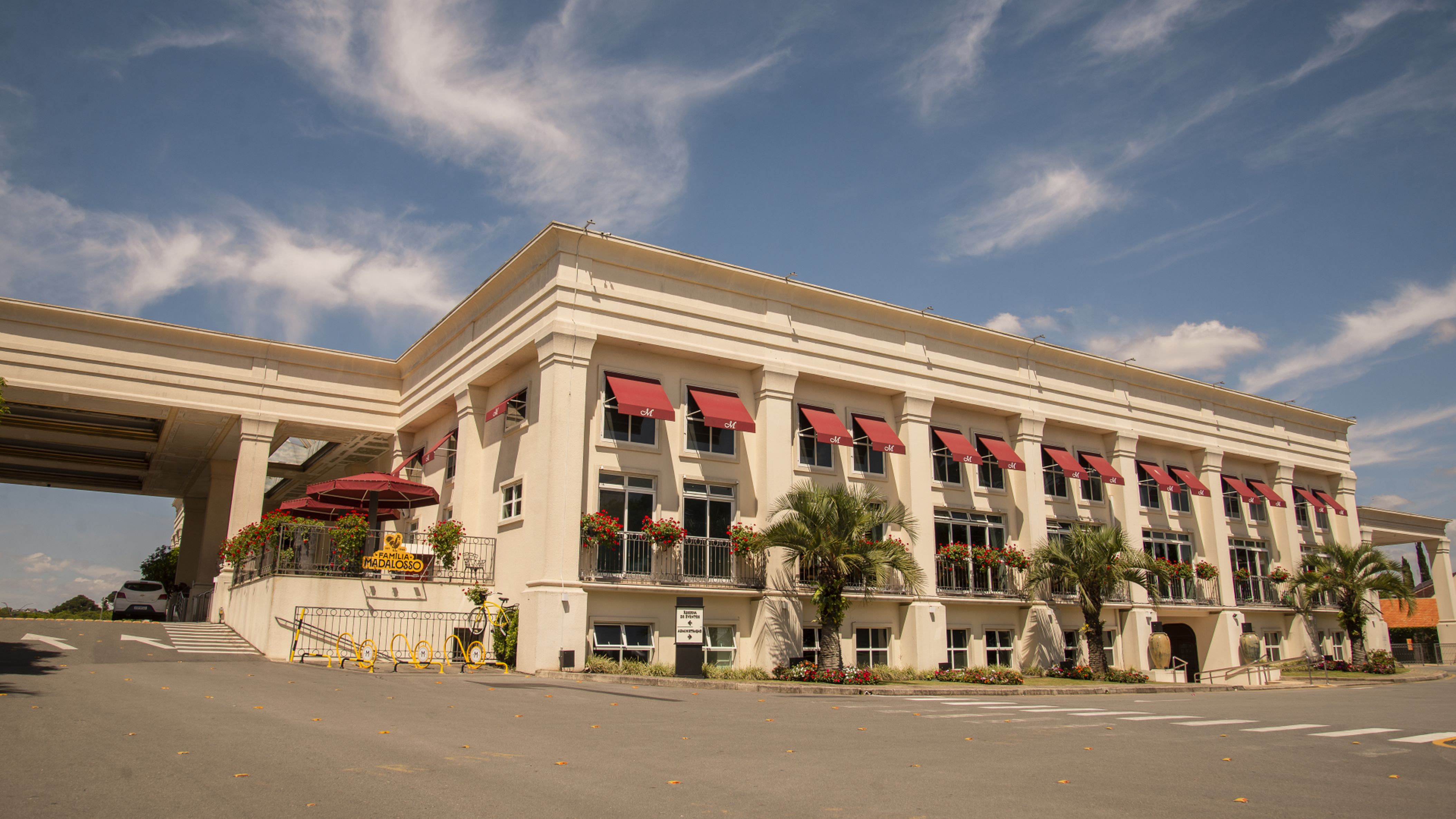 Com mais de 60 anos de história, o Restaurante Família Madalosso, em Santa Felicidade, consolidou-se como um dos principais símbolos da boa comida e da tradição italiana de Curitiba.