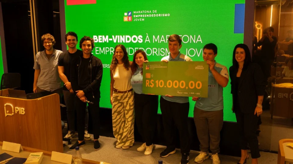 Maratona de empreendedorismo jovem conecta alunos da rede pública a executivos e premia projetos