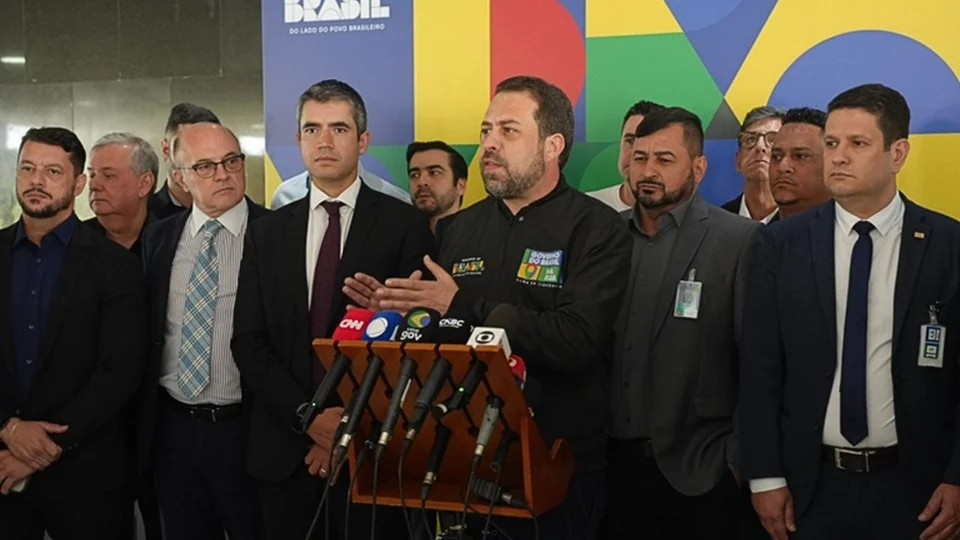 Ministro da Secretaria-Geral da Presidência, Guilherme Boulos, concede entrevista ao lado de líderes de caminhoneiros após reunião em Brasília